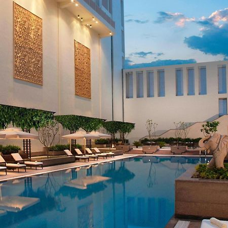 Jaipur Marriott Hotel Eksteriør bilde The pool at the Taj Mahal Palace