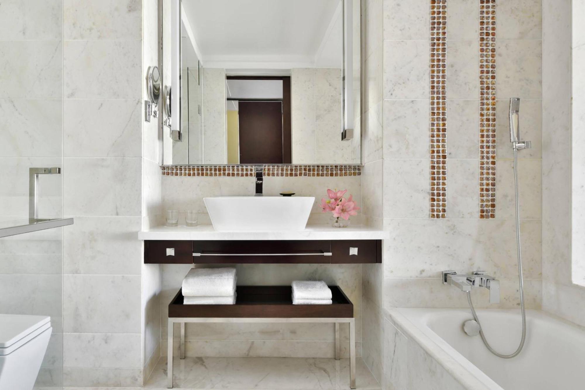 Jaipur Marriott Hotel Eksteriør bilde Bathroom