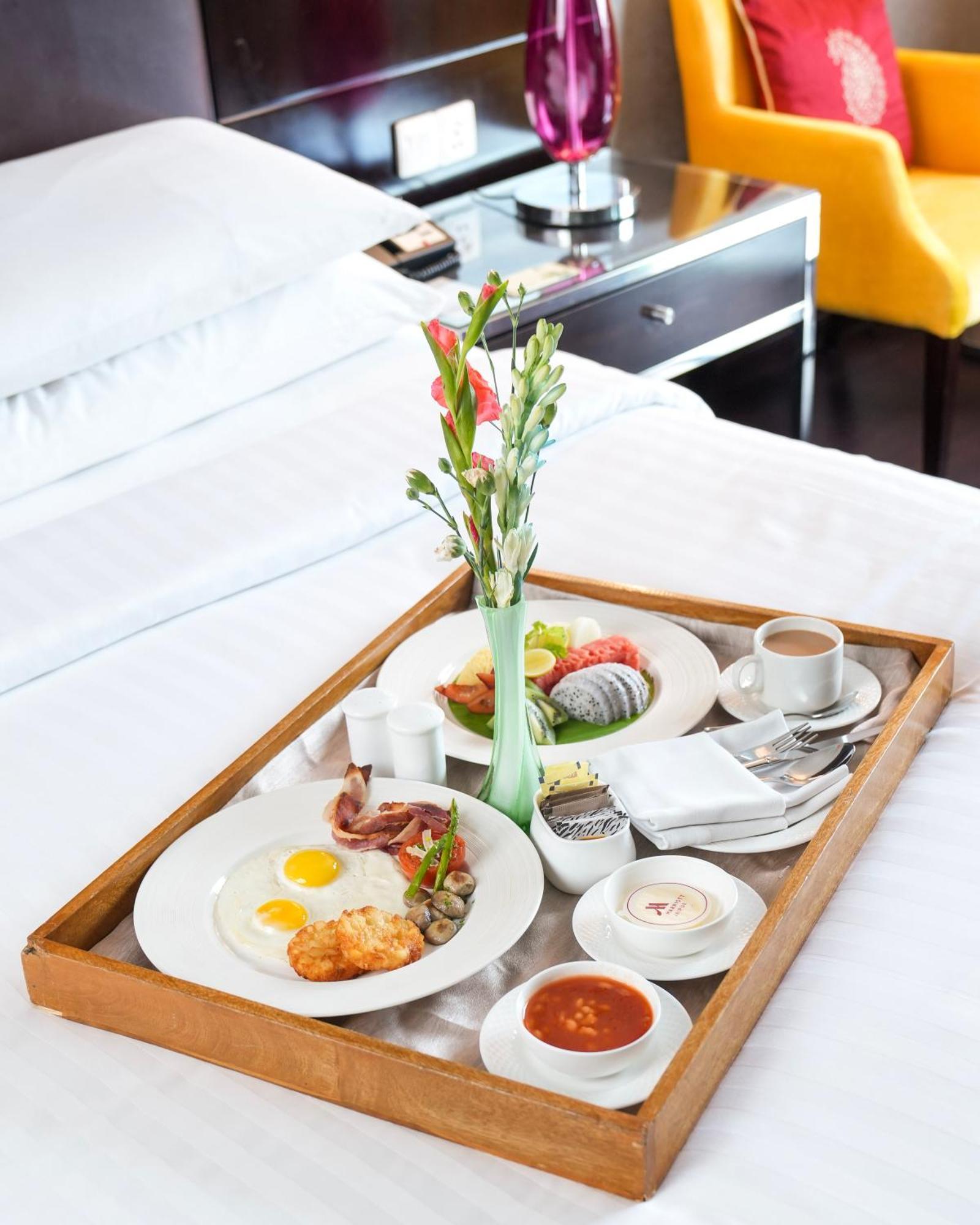 Jaipur Marriott Hotel Eksteriør bilde Room service breakfast