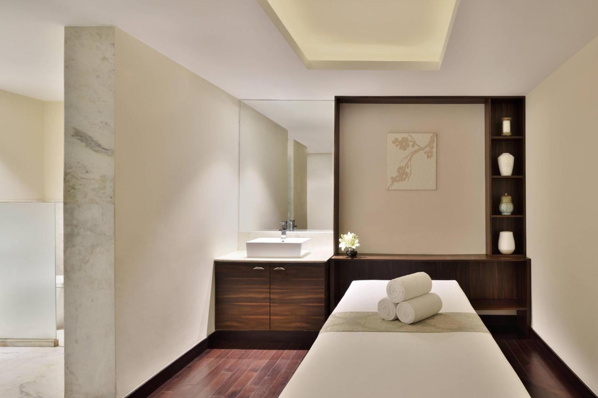 Jaipur Marriott Hotel Eksteriør bilde A treatment room at the spa