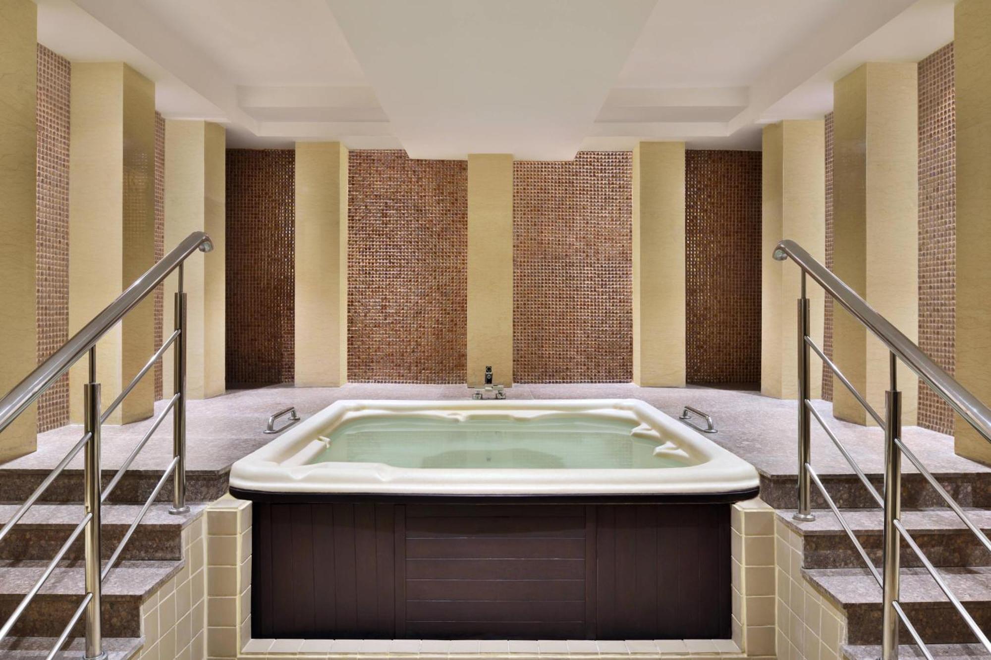 Jaipur Marriott Hotel Eksteriør bilde A whirlpool bath