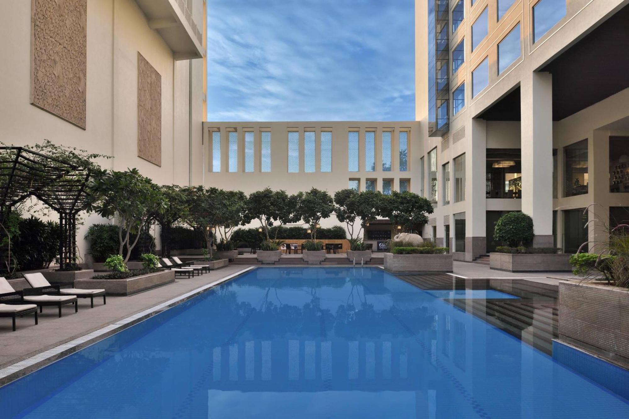 Jaipur Marriott Hotel Eksteriør bilde The pool at the hotel