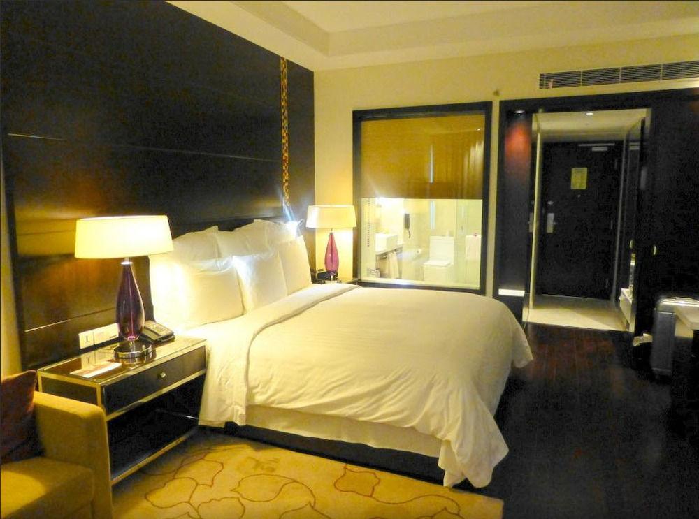 Jaipur Marriott Hotel Eksteriør bilde A room at the Taj Mahal Palace
