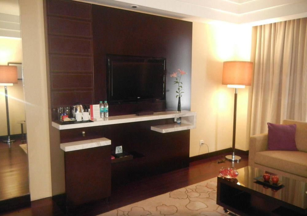 Jaipur Marriott Hotel Eksteriør bilde A television set in a hotel room