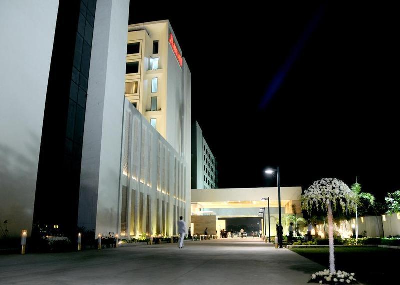 Jaipur Marriott Hotel Eksteriør bilde The hotel at night