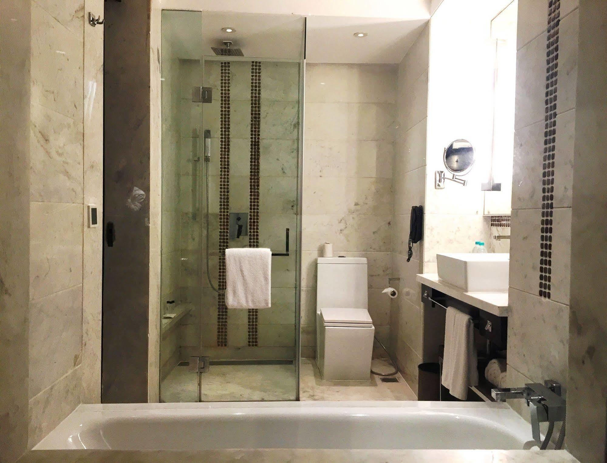 Jaipur Marriott Hotel Eksteriør bilde A bathroom with a shower enclosure and a bathtub