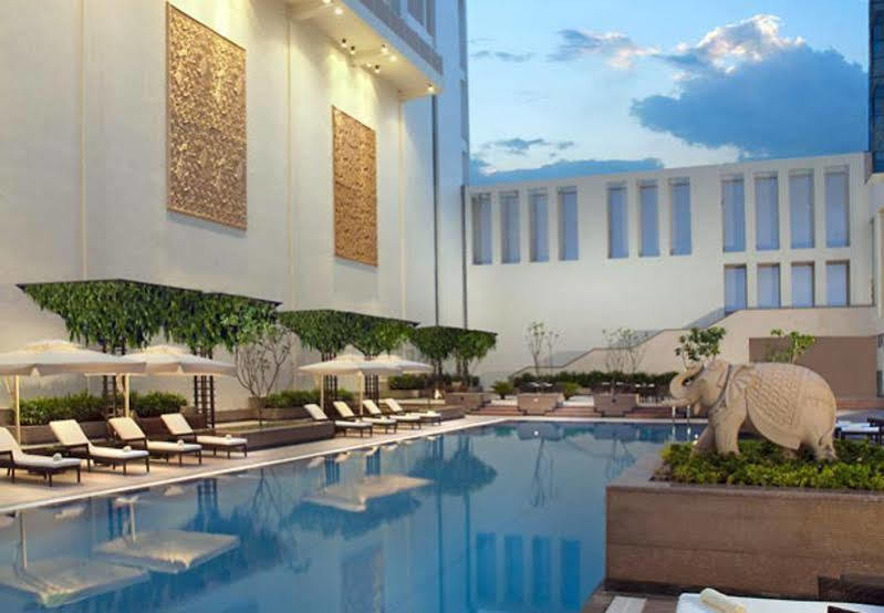 Jaipur Marriott Hotel Eksteriør bilde The pool at the Taj Bengal
